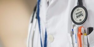 medico-300x150 Artrite reumatoide. Giornata nazionale dedicata al sollievo dal dolore Salute   