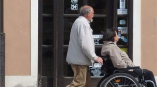 asssistenza-324x181 Parte il numero verde per l'assistenza anziani a Milano Prima Pagina Salute   