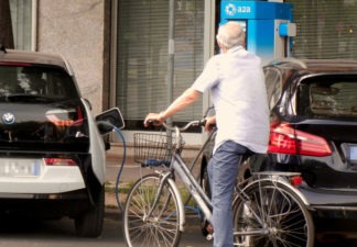 umarel-elettricirtà-324x225 A Milano sono 14 le colonnine A2A e Nissan per ricaricare l'auto con l'elettricità Ambiente Costume e Società   