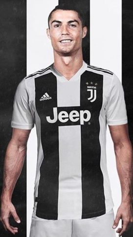 cr7-272x483 La CR7 mania è a Milano Botteghe e ristoranti Costume e Società   