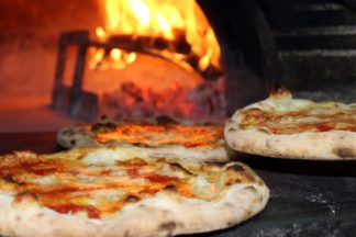 pizza-324x216 Le sette pizzerie milanesi considerate tra le migliori d'Italia Botteghe e ristoranti Cronaca Milano   